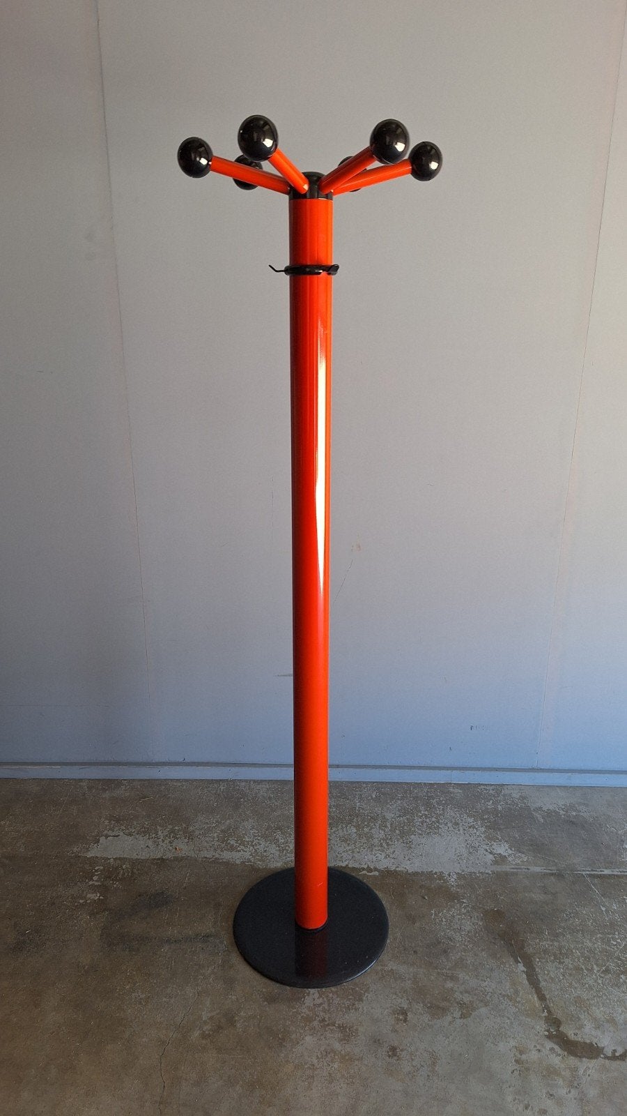 Vintage Oranje Staande Kapstok met Zwarte Bollen, Huis en Inrichting, Woonaccessoires | Kapstokken, Ophalen, Gebruikt, Metaal