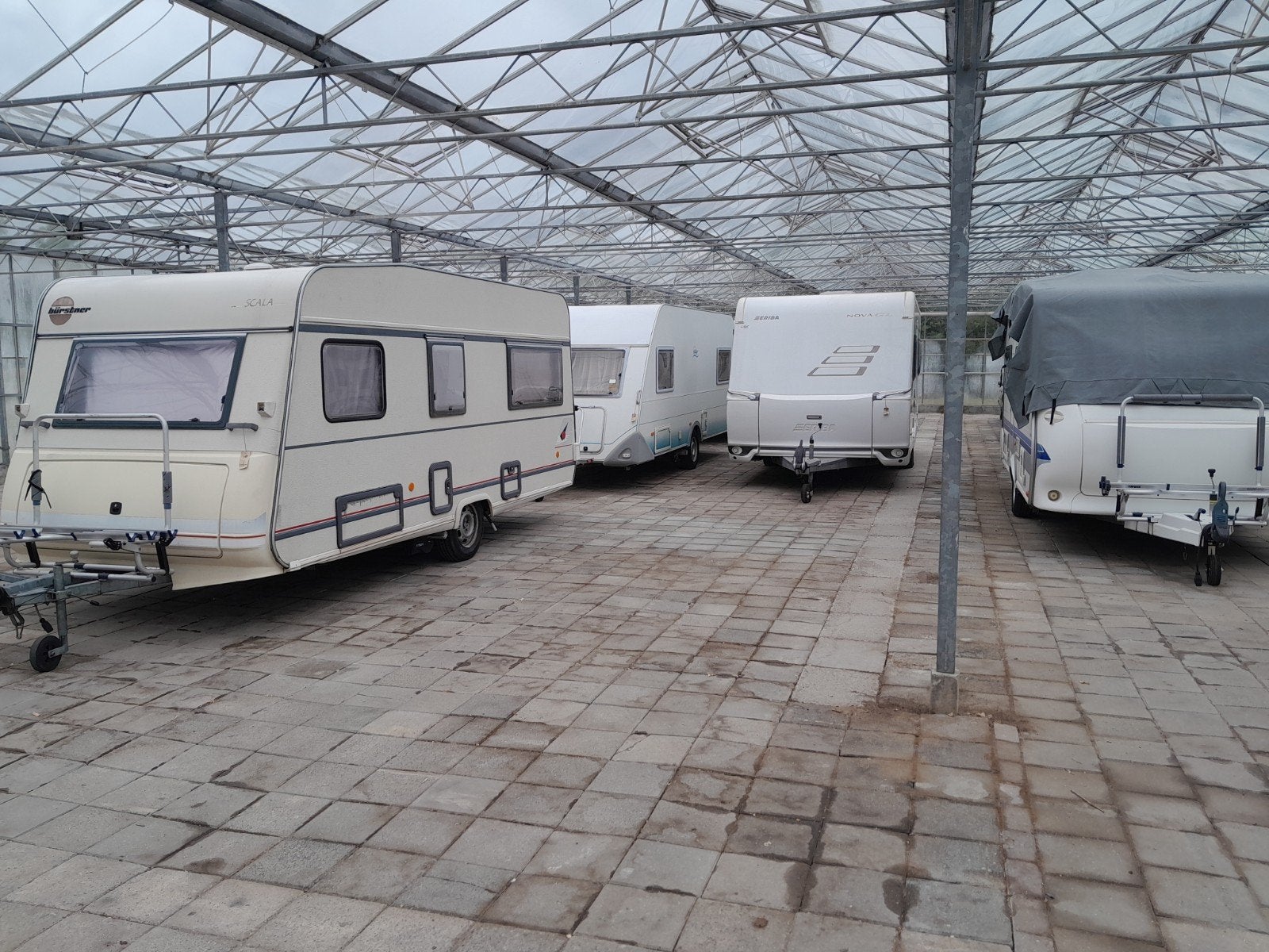 Stalling voor caravans en bootjes, Caravans en Kamperen