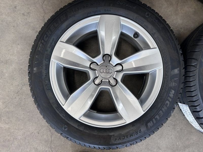 15 inch originele velgen + zomerbanden Audi A1 8XA601025, 15 inch, -, -, Banden en Velgen