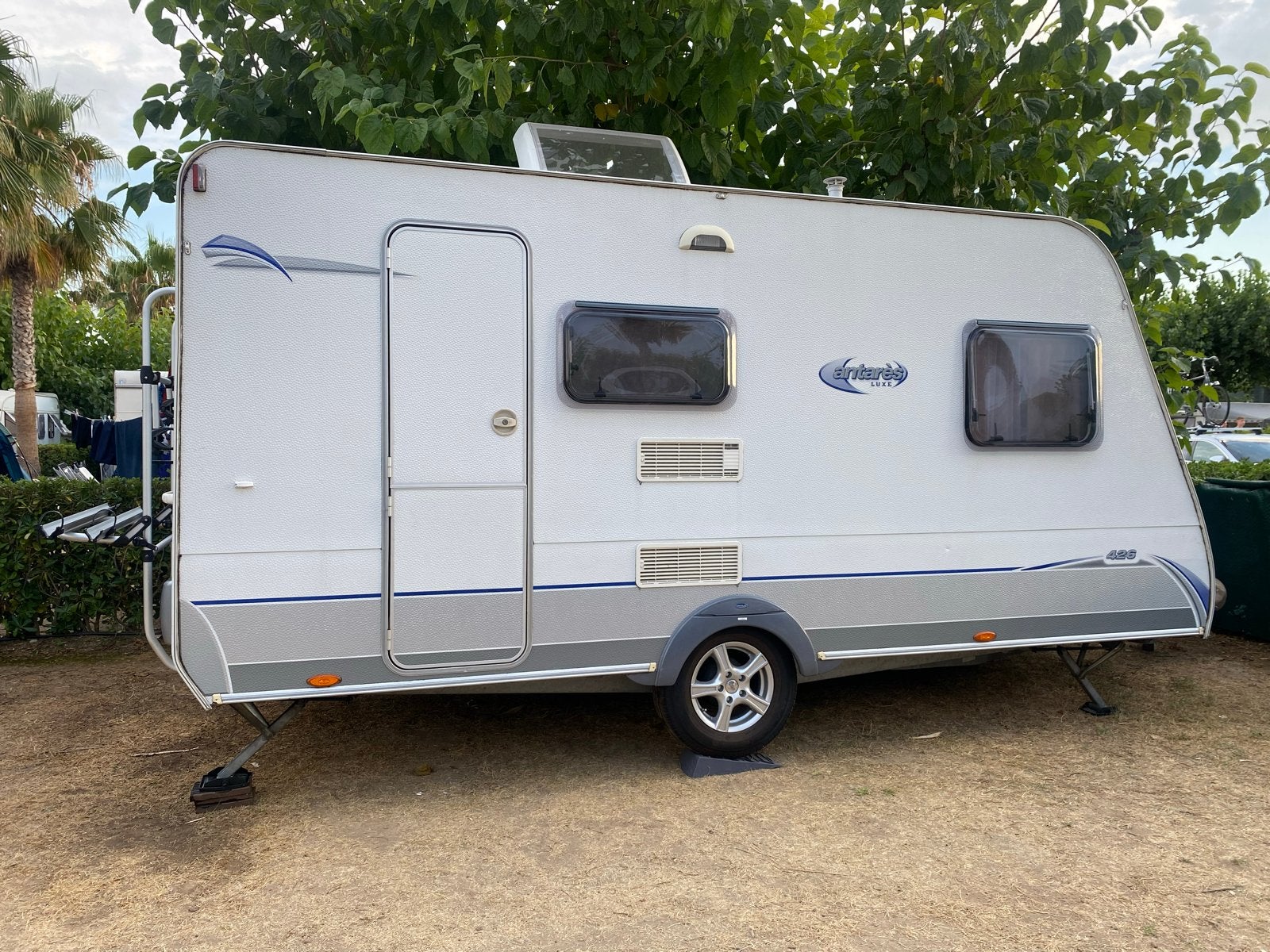 Caravelair Antares Luxe 426 TK -  en complete caravan, Frans bed, Treinzit, 750 - 1000 kg, Particulier