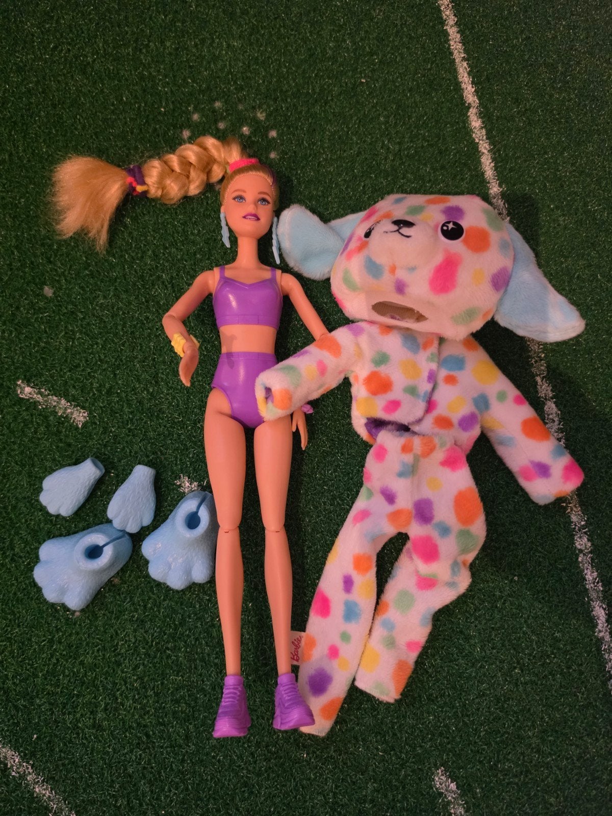 Barbie met kleurrijke puppy outfit