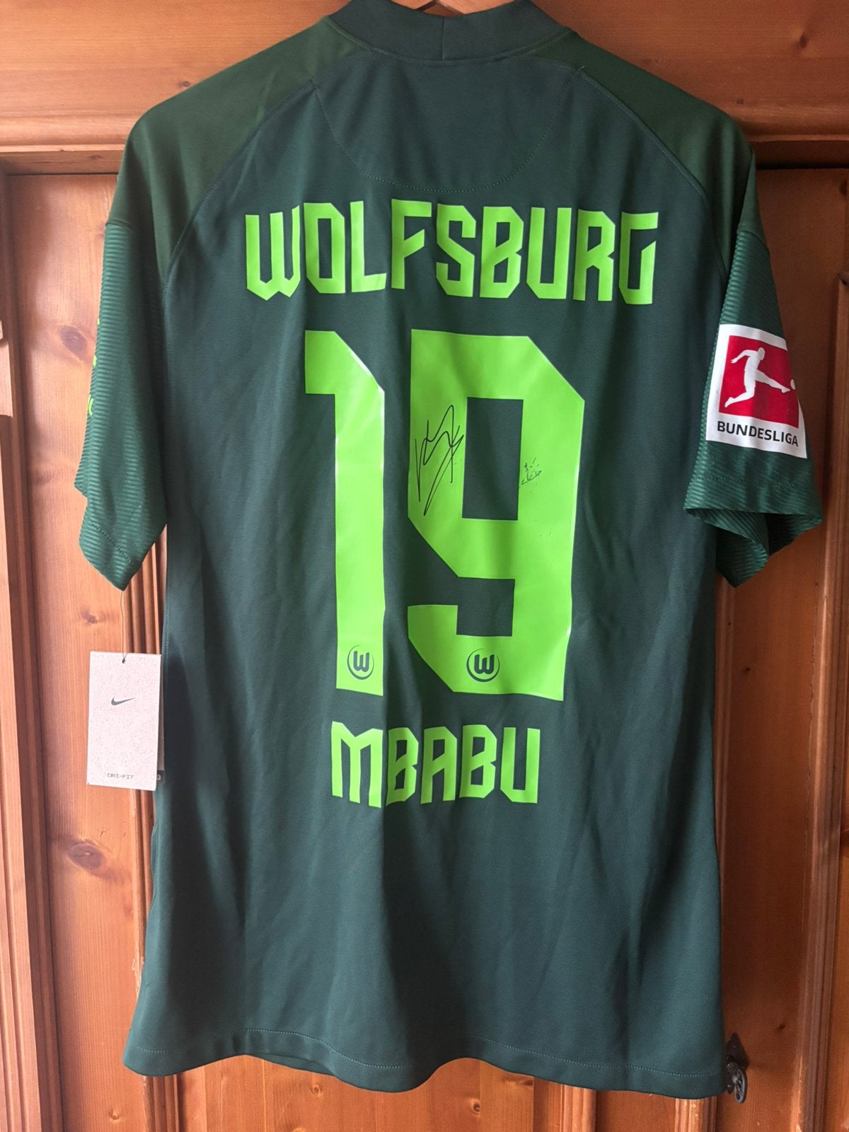 Vfl wolfsburg nike home  kit bnwt mbabu signed L, Verzamelen, Ophalen of Verzenden, Nieuw, Buitenlandse clubs, Shirt