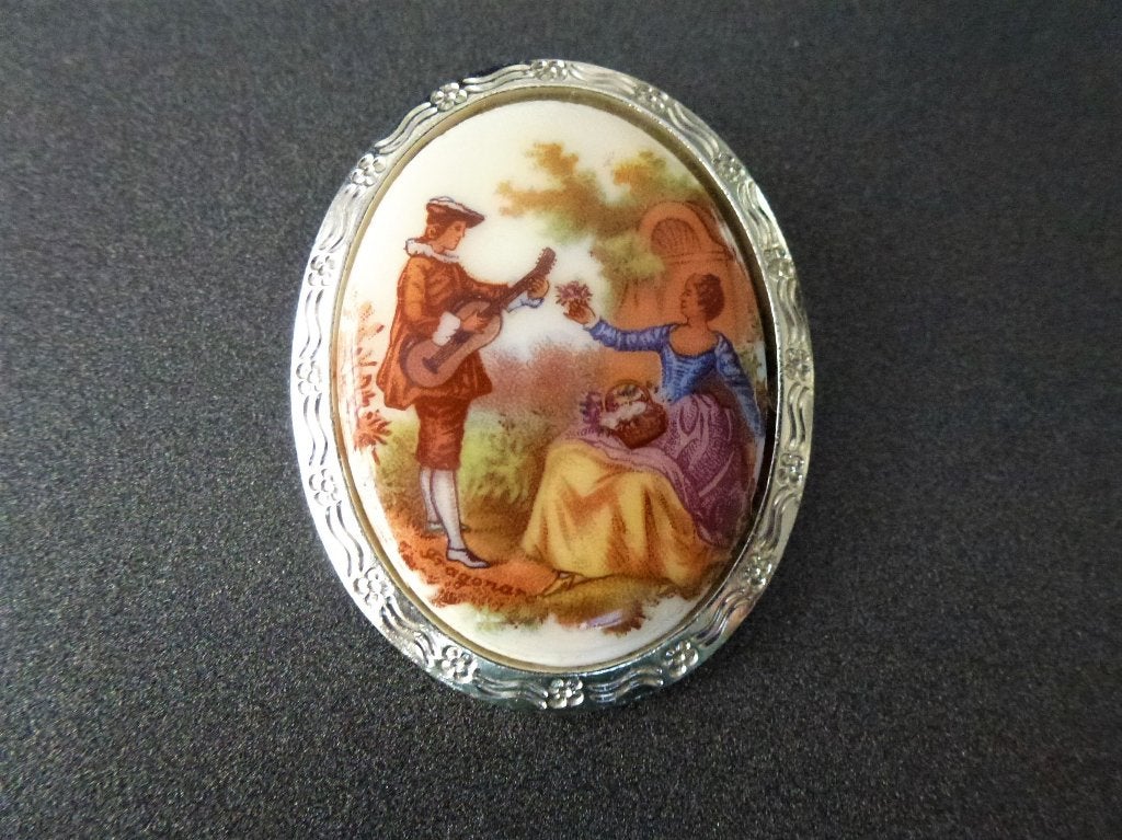 Vintage Broche Fragonard, porselein in zilverkleur gevat, Overige materialen, 4 tot 7 cm, Gebruikt, Ophalen of Verzenden