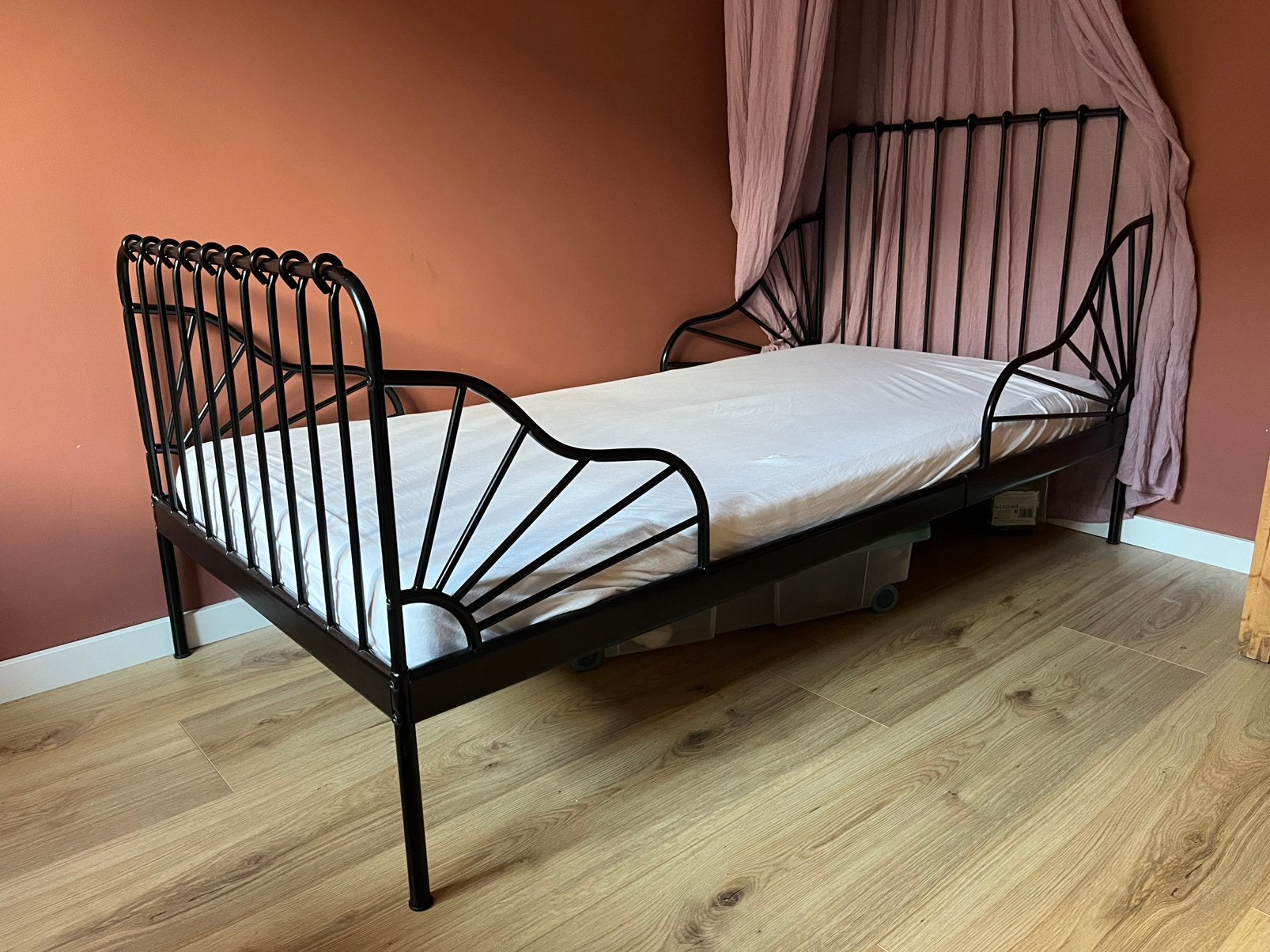 IKEA meegroeibed Minnen zwart incl Ömsint matras+lattenbodem, Kinderen en Baby's, Ophalen, Gebruikt, 70 tot 85 cm, Matras