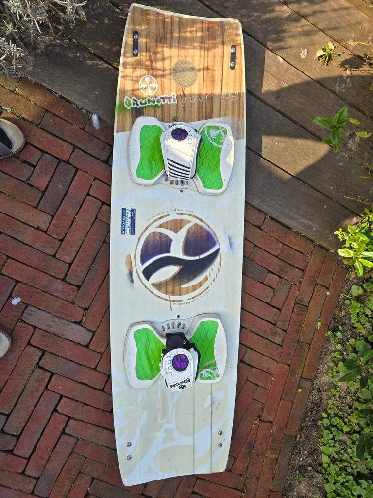 Kiteboard Brunotti youri zoon (1.35m lang & 40cm breed), Watersport en Boten, Kitesurfen, Twintip, Ophalen of Verzenden, Gebruikt