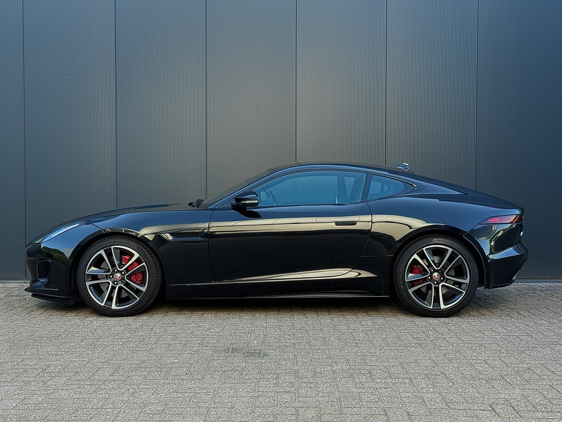 Jaguar F-TYPE 2.0T R-Dynamic, 301PK, Pano/Dak, Sport/Uitlaat, Auto's, Jaguar, Automaat, 4 cilinders, Zwart, Bedrijf