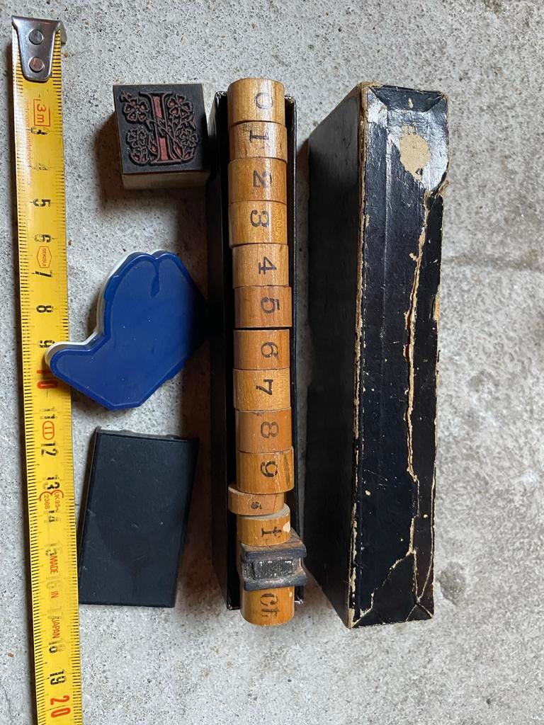 Vintage stempels: cijfers, letters en meer, Ophalen of Verzenden, Gebruikt, Houten stempel