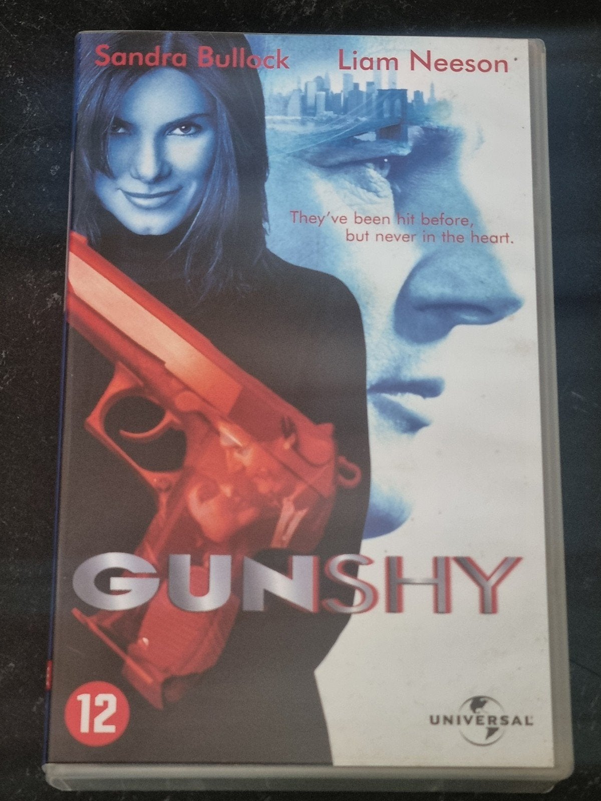 Gunshy VHS - Sandra Bullock, Liam Neeson (Actie/Komedie), Nederlands ondertiteld, Engels, Ophalen of Verzenden, Zo goed als nieuw
