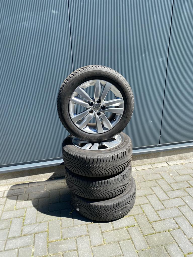Winterbanden Michelin met originele Peugeot 308 velgen, Auto-onderdelen, Banden en Velgen, Ophalen, Gebruikt, 16 inch, Banden en Velgen