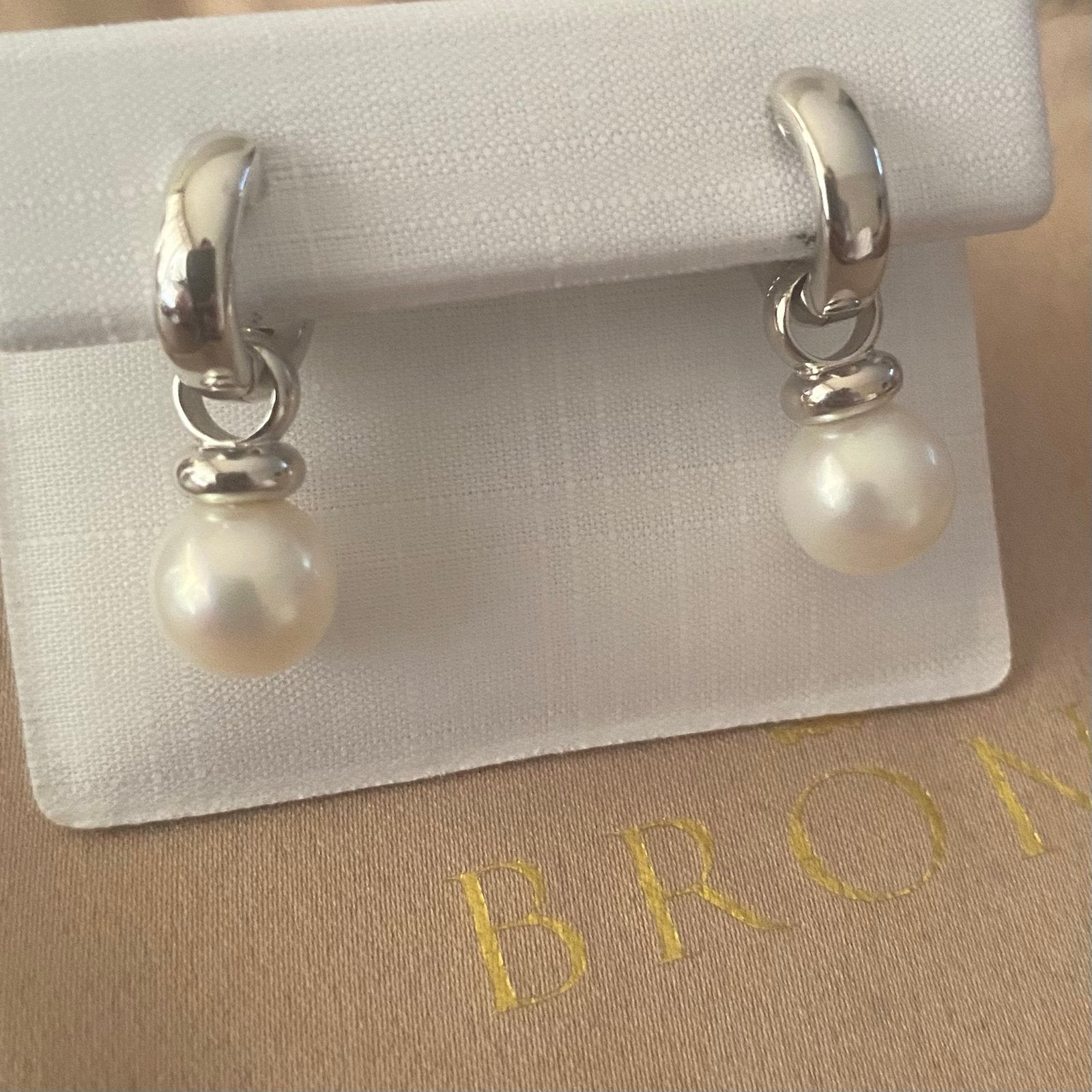 Bron Jewelry  witgouden creolen met parelhangers, Ophalen, Zo goed als nieuw, Wit, Goud