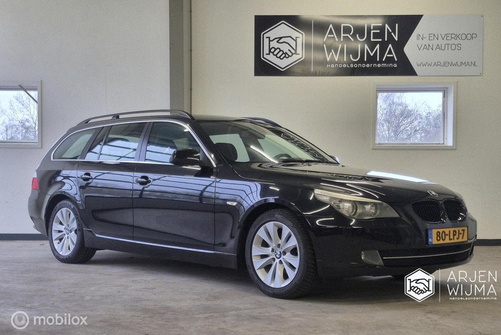 BMW 5-serie Touring 520i Lci|Youngtimer|PDC|Leder|NL Auto, Automaat, Achterwielaandrijving, Zwart, 4 cilinders