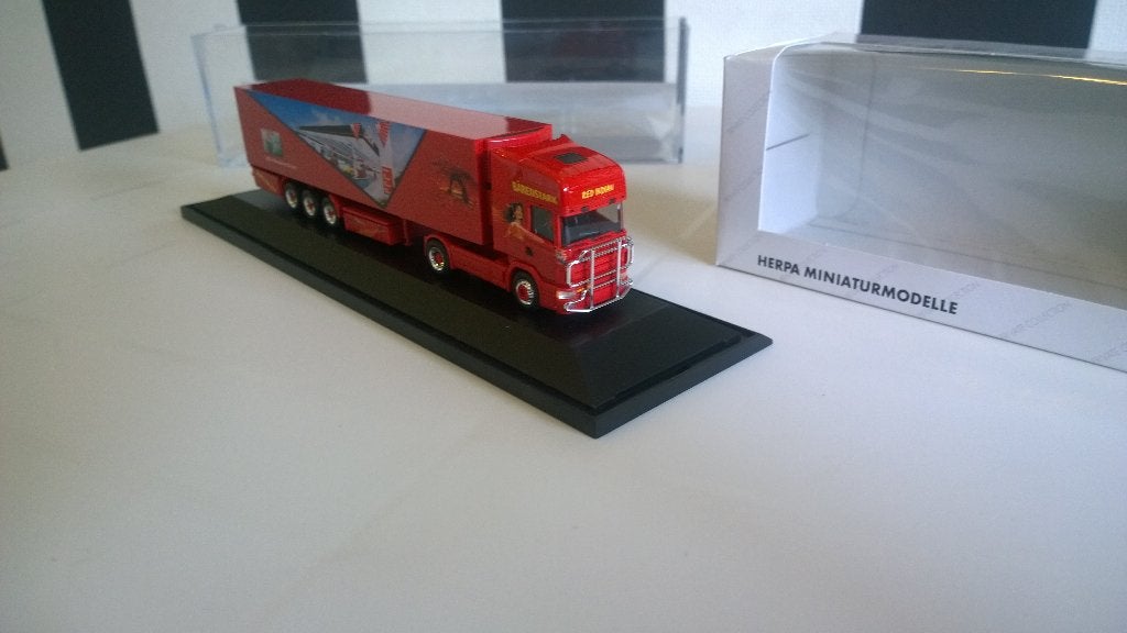 Herpa 120050 Red Indian Scania 144 TL Koeler in Vitrine, Ophalen, Zo goed als nieuw, Bus of Vrachtwagen, Herpa