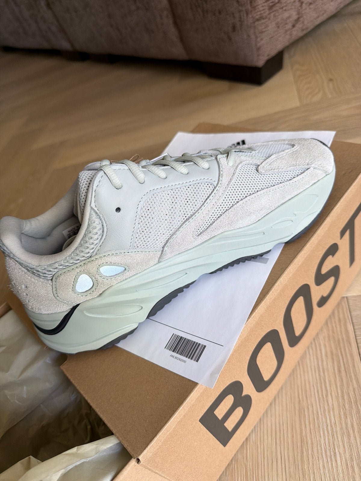 Yeezy 700 V2 Salt - Maat 43 1/3 - Nieuw in doos, Kleding | Heren, Schoenen, Ophalen of Verzenden, Nieuw, Overige kleuren, Sneakers of Gympen
