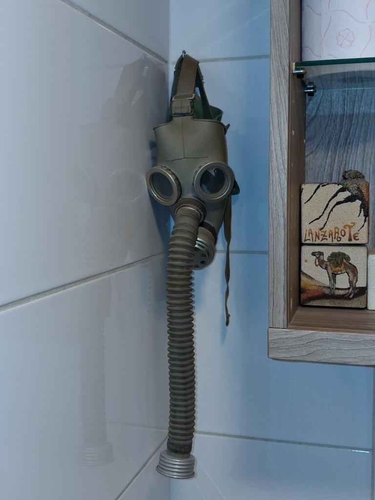 Meetdere Gasmasker s voor decoratie, Ophalen of Verzenden, Landmacht, Nederland