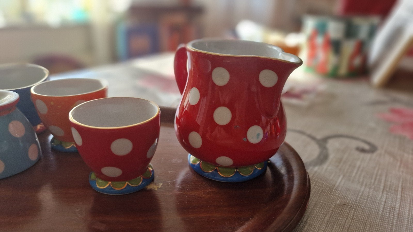 5 Oilily eierdopjes stippels rood en gastippeld melkkannetje, Gebruikt, Overige merken, Keramiek, Overige typen