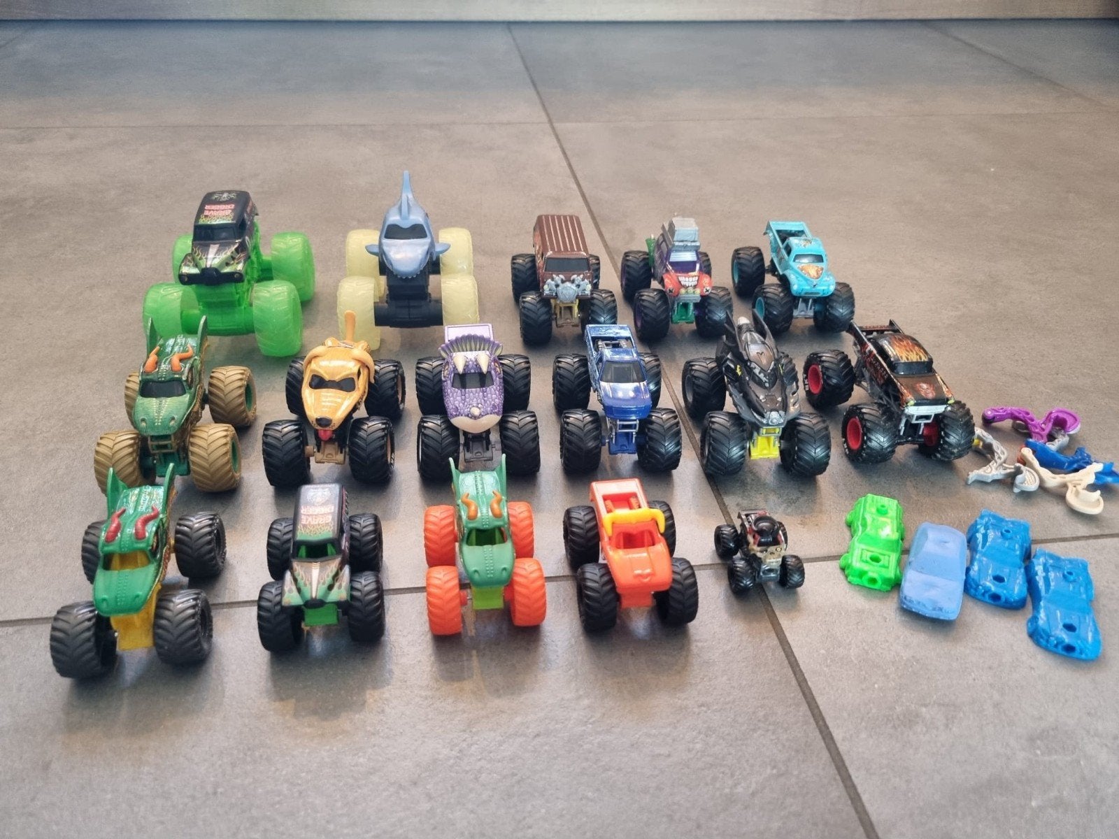 16x Monster Jam monster truck schaal 1:64, Ophalen of Verzenden, Gebruikt