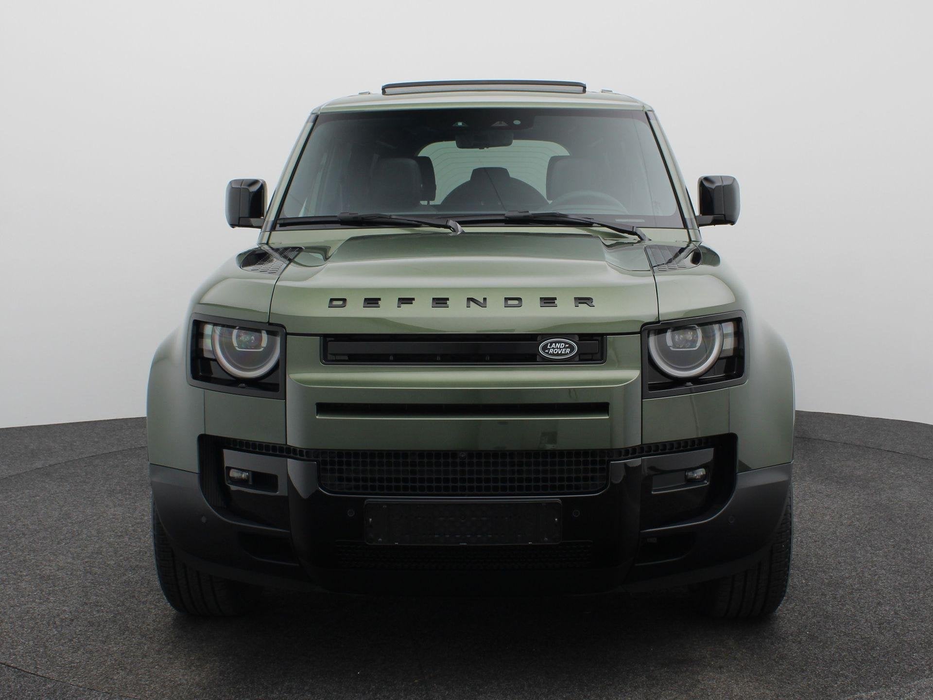 Land Rover Defender 110 2.0 P300e 110 Forest Edition NU MET, Auto's, Automaat, Dealer onderhouden, Euro 6, 4 cilinders