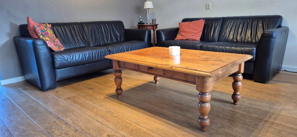 Bankstel leder (2x) en grenen salontafel, Ophalen, Gebruikt, 150 tot 200 cm, Driepersoons