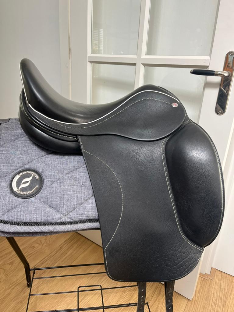 Schutte zadel Basic Dressage 17,5 inch, Ophalen, Zo goed als nieuw, Dressuur