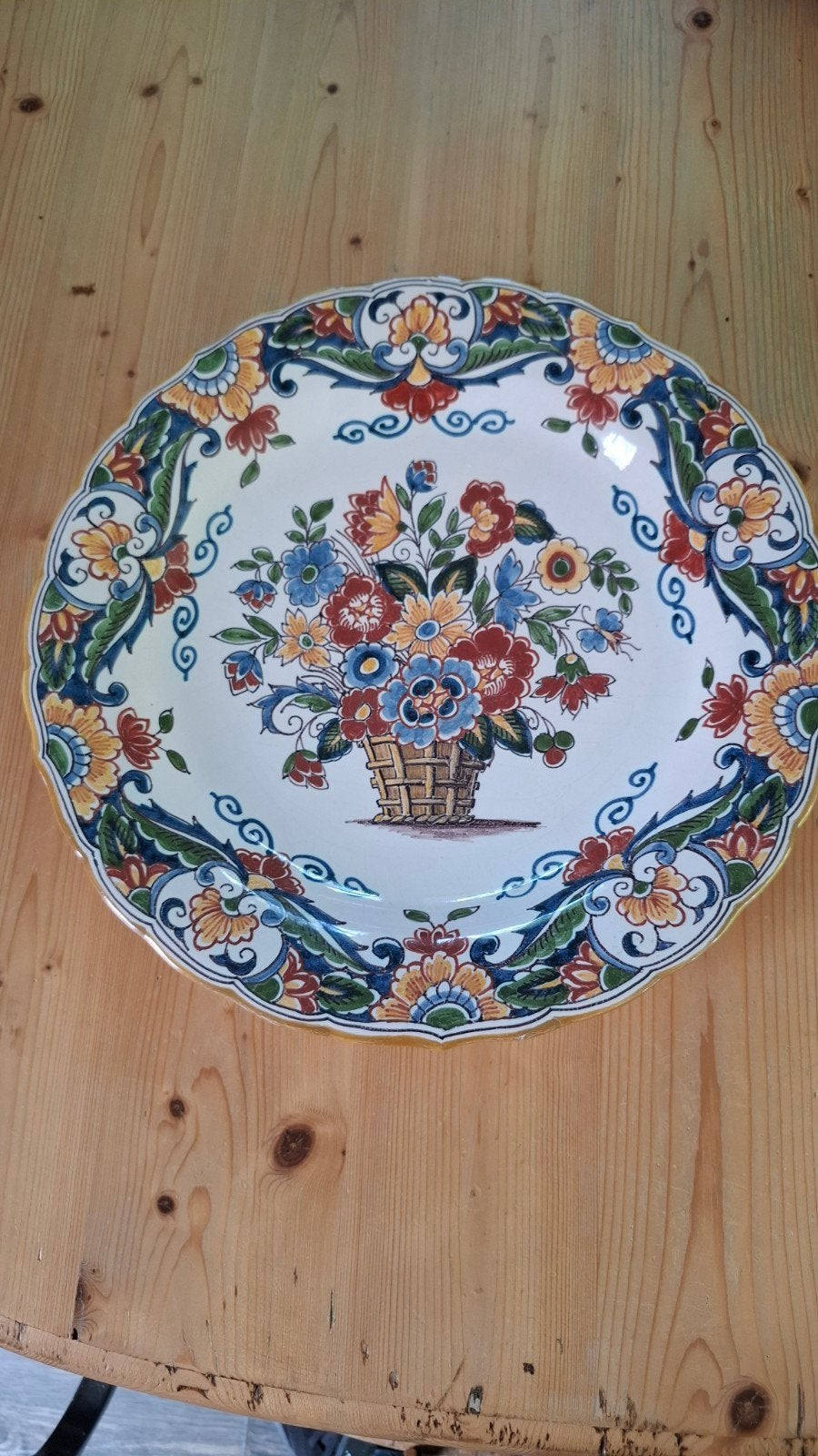 Antiek Makkum aardewerk bord met bloemenmand decor, Ophalen of Verzenden