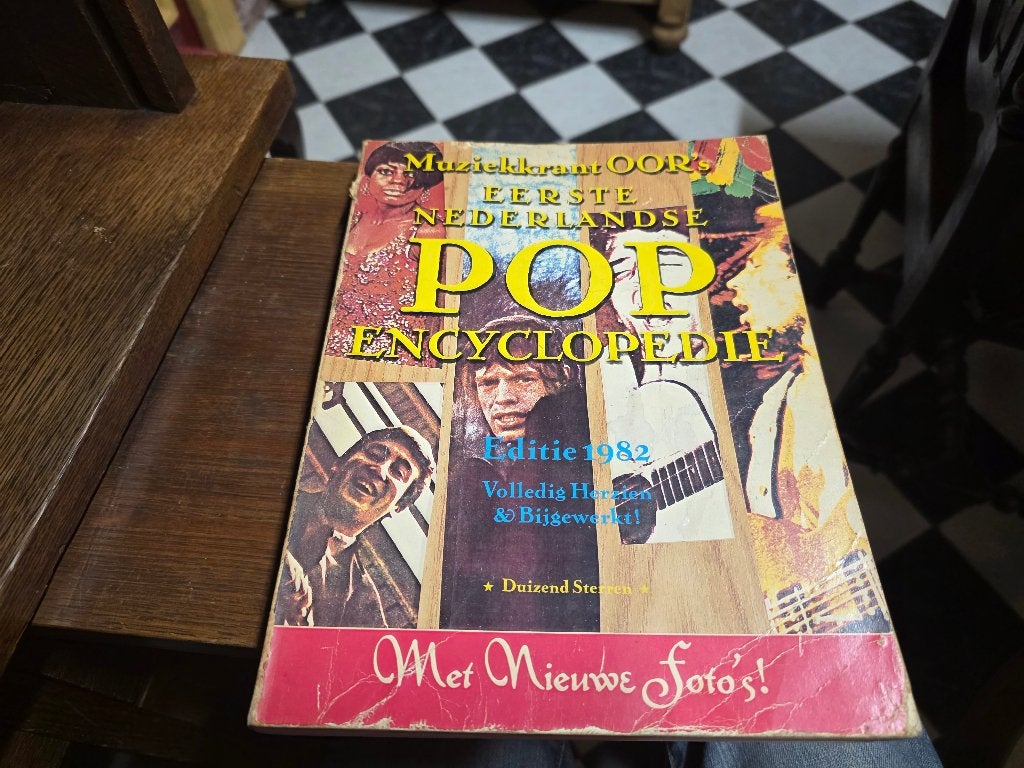 Muziekkrant OOR's Eerste Nederlandse Pop Encyclopedie 1982, Gelezen, Ophalen of Verzenden, Muziekkrant OOR, Genre of Stijl