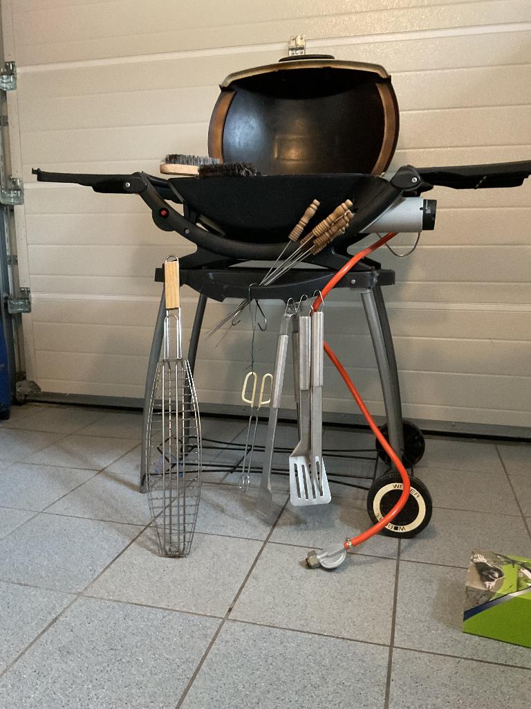 Weber BQ met verschillende BQ benodigheden, Ophalen, Zo goed als nieuw, Weber