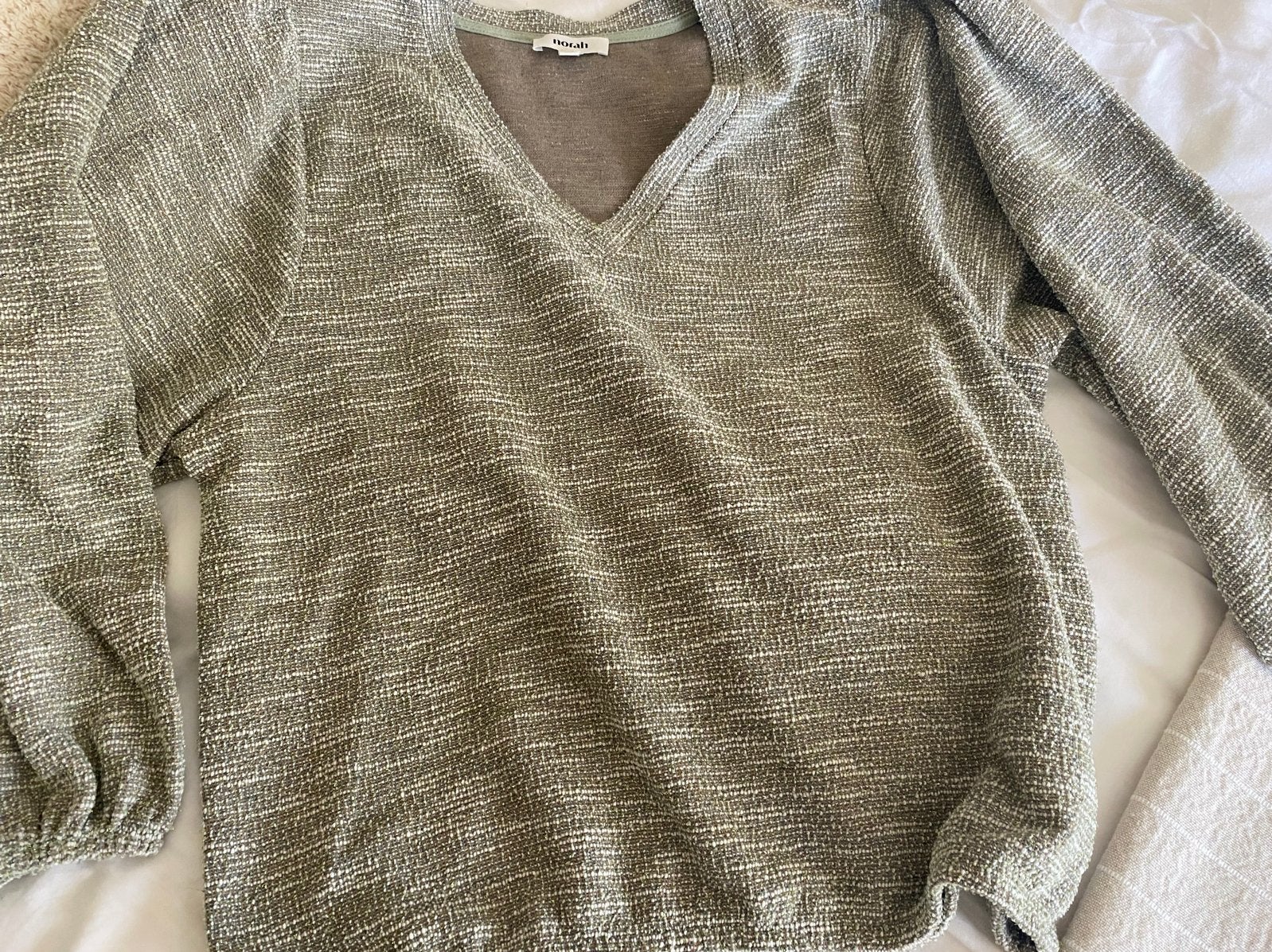 Norah Groene V-hals Top met Gouden Draad - Maat M/38, Kleding | Dames, Tops, Maat 38/40 (M), Ophalen of Verzenden, Zo goed als nieuw
