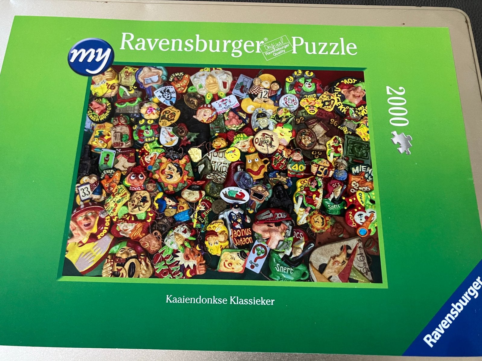 Oosterhoutse carnavalsinsignes puzzel, Ophalen, Meer dan 1500 stukjes, Zo goed als nieuw, Legpuzzel