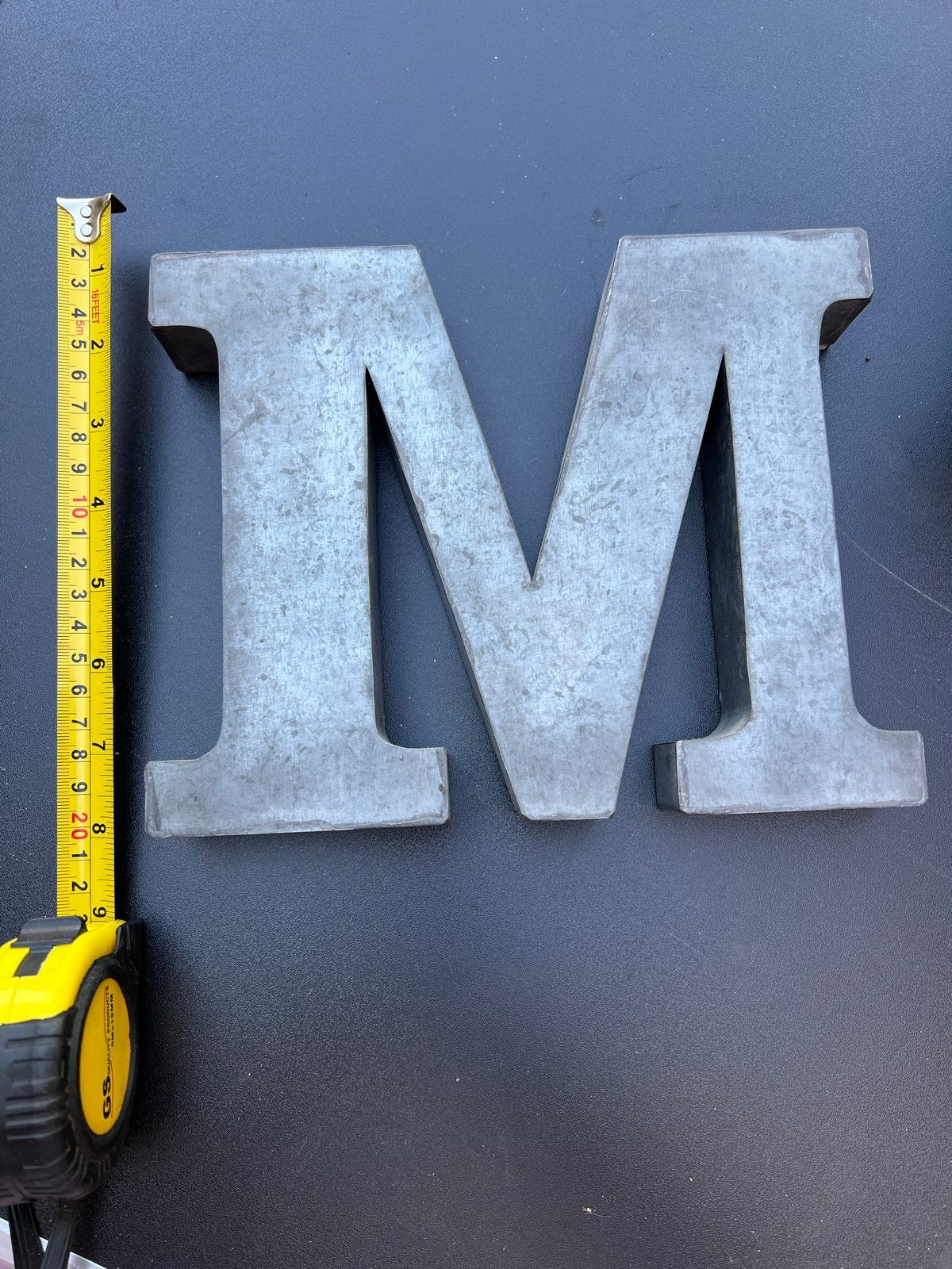 Metalen letter M - Decoratieve industriële stijl, Gebruikt, Ophalen of Verzenden, Metaal, Grijs