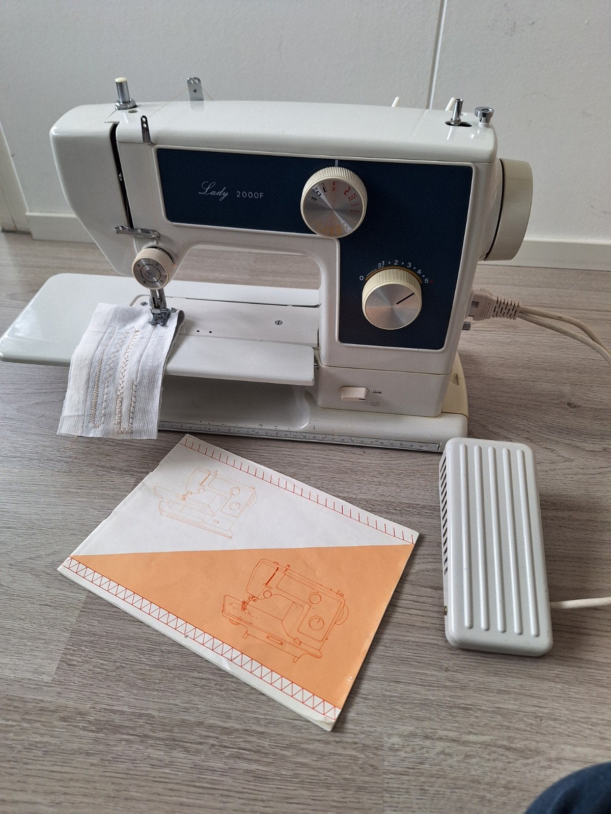 Lady 2000F Naaimachine - Zo goed als nieuw met handleiding, Ophalen of Verzenden, Zo goed als nieuw, Naaimachine, Overige merken