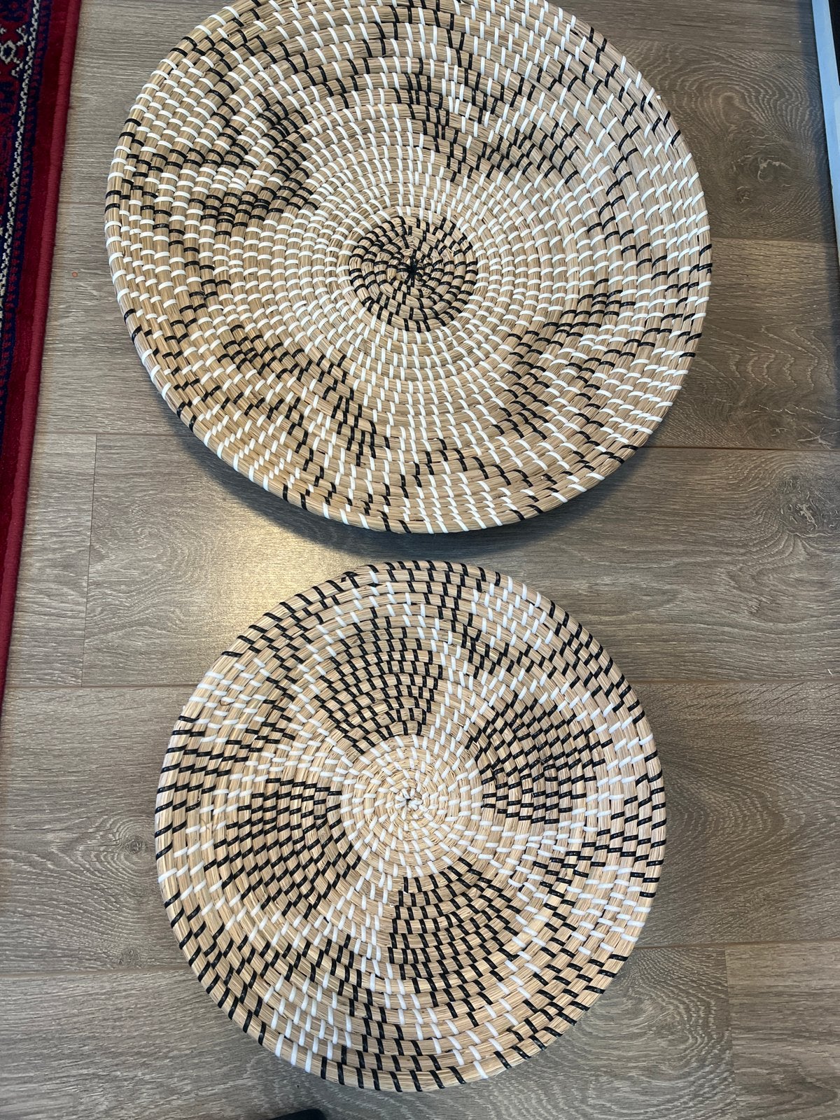 Set van 2 handgemaakte rieten schalen, zwart/wit/beige, Schaal, Rond, Nieuw, Ophalen of Verzenden