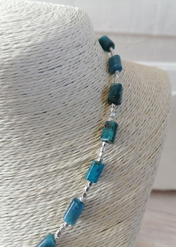 Nieuwe zelfgemaakte ketting met blauwe apatiet kralen, Sieraden, Tassen en Uiterlijk, Kettingen, Blauw, Nieuw, Ophalen of Verzenden