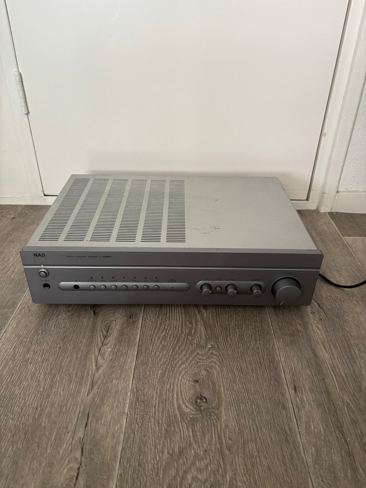 NAD C 320BEE Stereo Geïntegreerde Versterker (Titanium), Audio, Tv en Foto, Ophalen of Verzenden, Zo goed als nieuw, Minder dan 60 watt