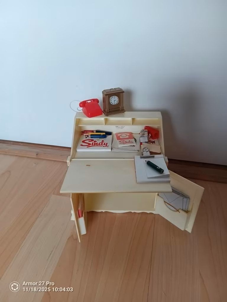 Vintage Sindy Bureau met Accessoires, Ophalen of Verzenden, Zo goed als nieuw, Accessoires