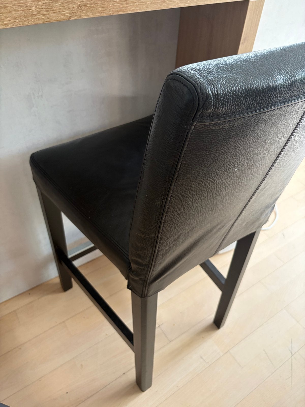 2 x Zwarte leren barkruk met rugleuning van ikea, Gebruikt, Met voetsteun, 60 tot 90 cm, Leer
