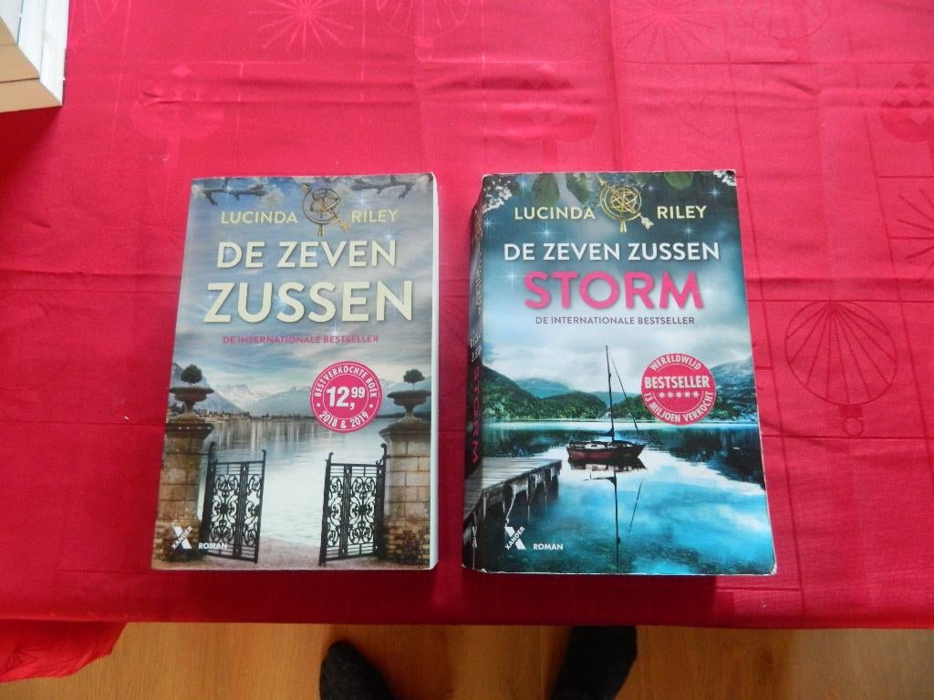 de zeven zussen deel 1 en 2 // Lucinda Riley ( samen 5 euro), Boeken, Ophalen of Verzenden, Zo goed als nieuw, Lucinda Riley