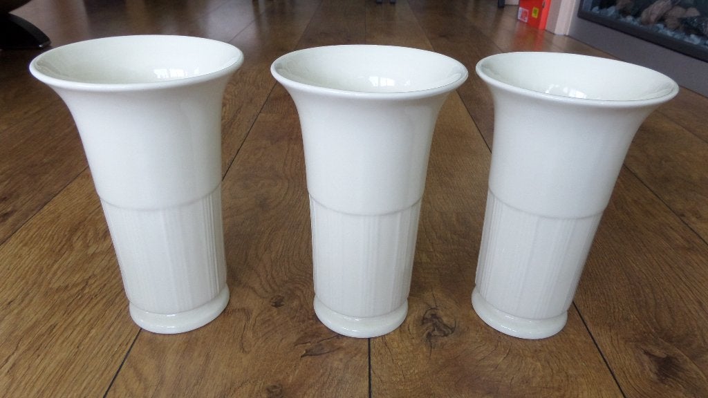 3 mooie keramiek geglazuurde bewerkte creme kleurige vazen, Ophalen of Verzenden, Zo goed als nieuw, Overige kleuren