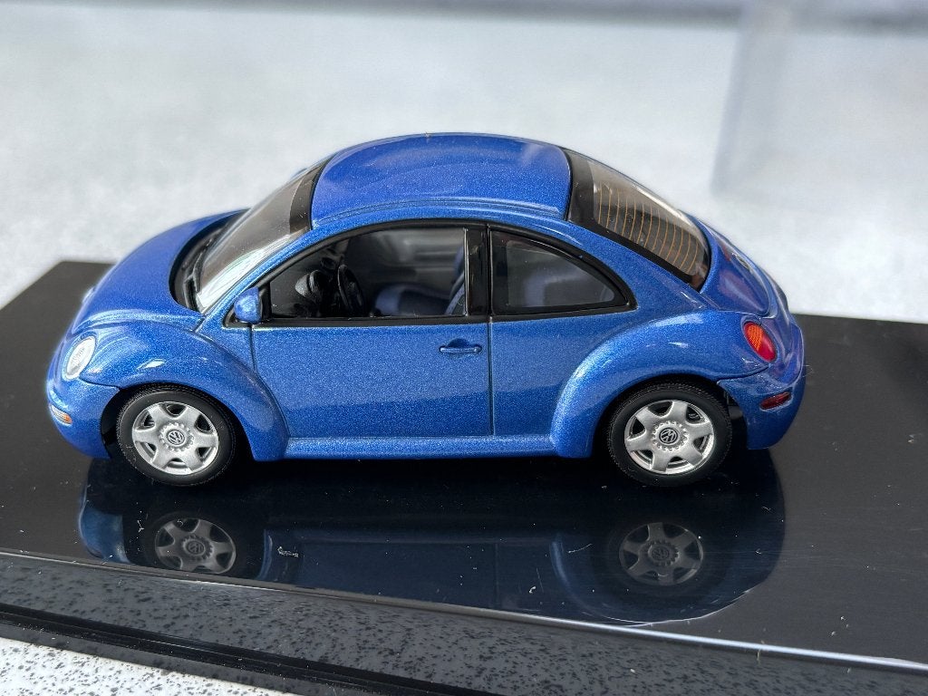 Volkswagen New Beetle van AutoArt 1:43, Hobby en Vrije tijd, Modelauto's | 1:43, Ophalen of Verzenden, Zo goed als nieuw, Auto