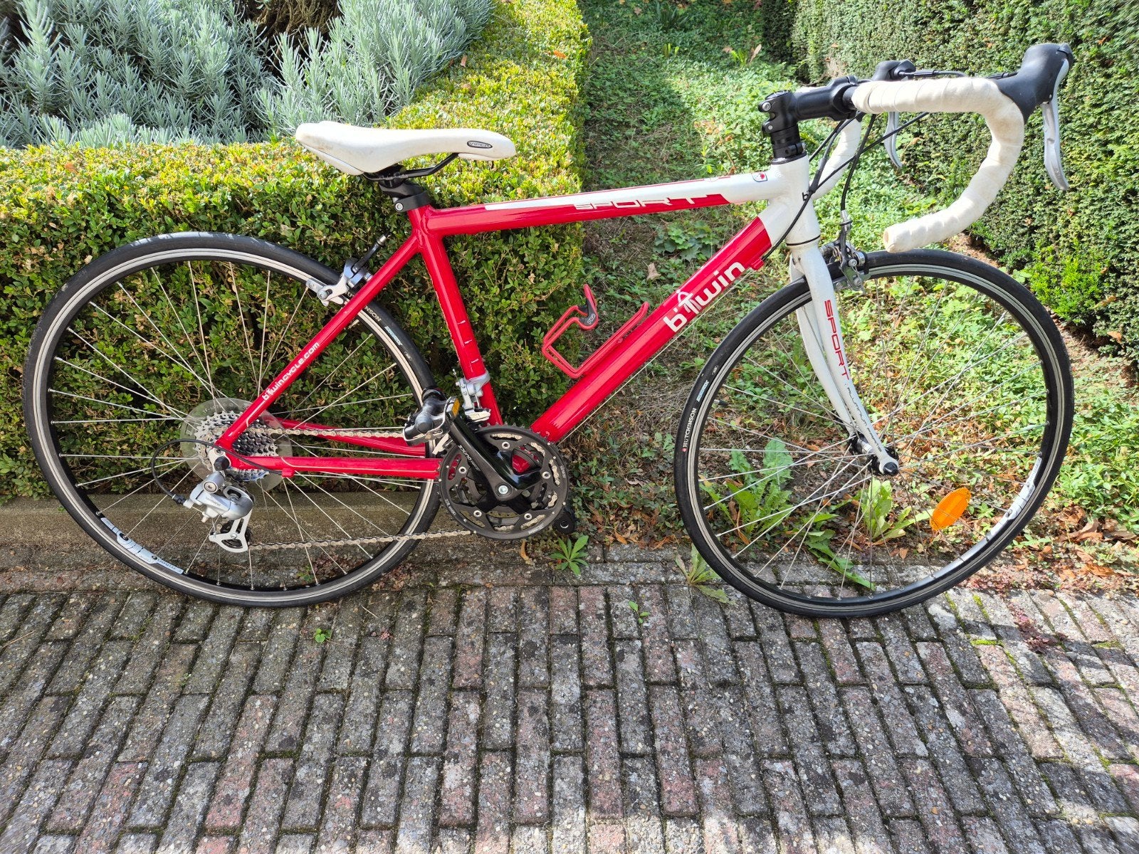 B'Twin kinder-racefiets, rood/wit, Shimano versnellingen, 28 inch, Gebruikt, Aluminium, 15 tot 20 versnellingen