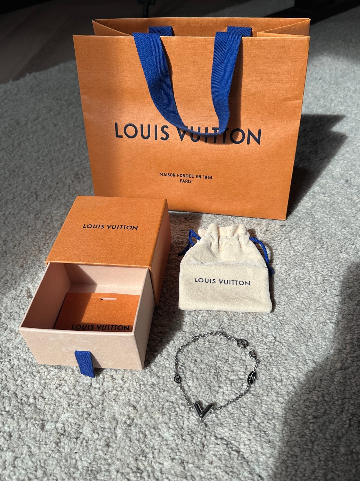 Louis vuitton zilveren essential V armband, Ophalen of Verzenden, Zo goed als nieuw, Zilver, Zilver