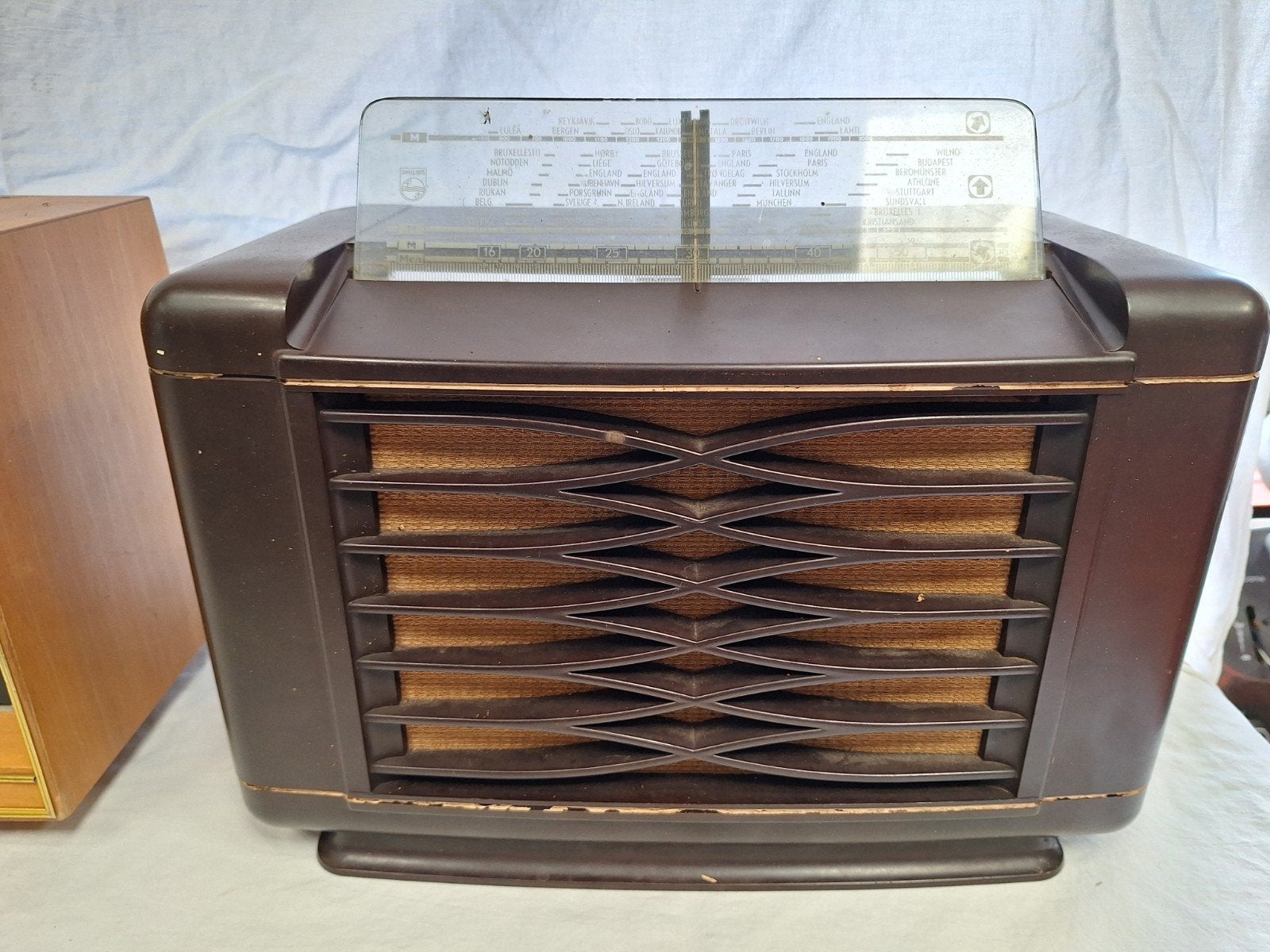 De Philips buizenradio BX462A is een iconische tafelradio

<, Antiek en Kunst, Antiek | Tv's en Audio, Ophalen of Verzenden