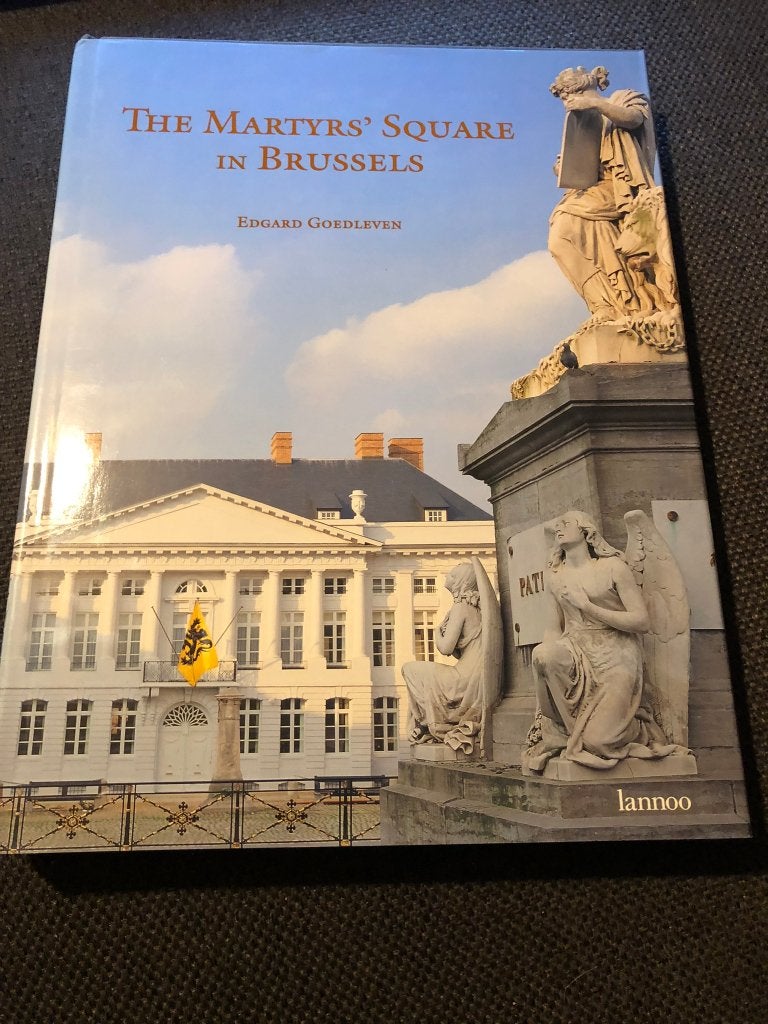 The Martyrs' square in Brussels - Edgard Goedleven, Boeken, Kunst en Cultuur | Beeldend, Ophalen of Verzenden, Zo goed als nieuw
