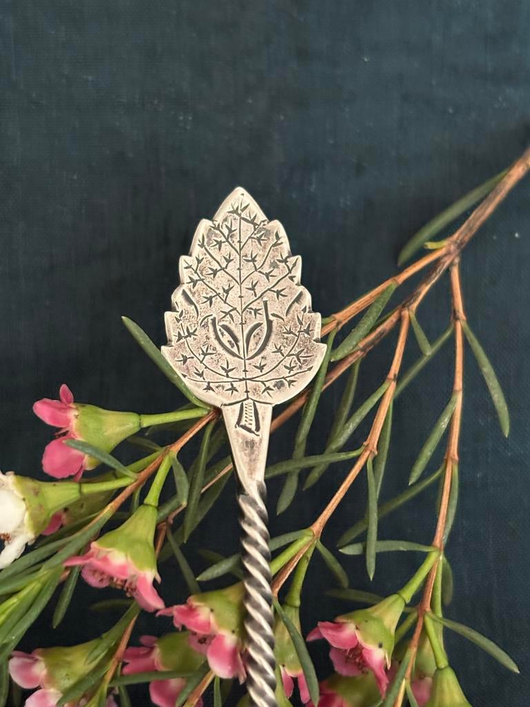 Antieke zilveren theeschep met bladmotief en gedraaide steel, Antiek en Kunst, Antiek | Bestek, Ophalen of Verzenden