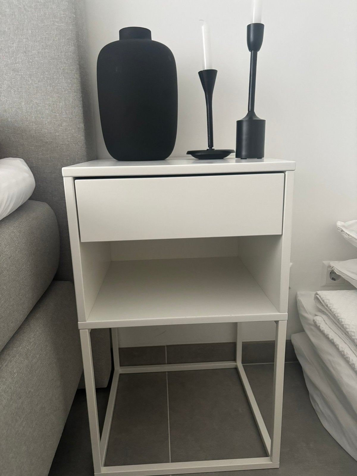 Ikea vikhammer nachtskastje wit, Ophalen of Verzenden, Zo goed als nieuw, Minder dan 45 cm