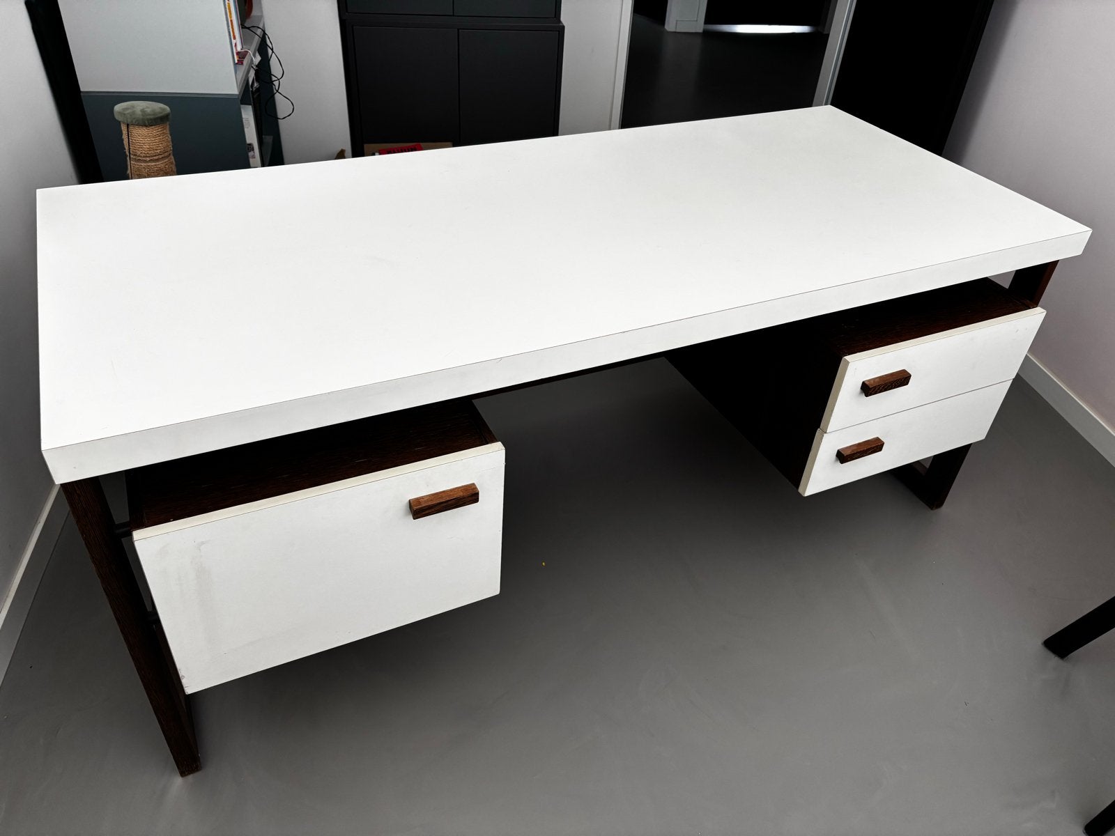 Vintage directiebureau / mid-century bureau – vrijstaand, Huis en Inrichting, Bureaus, Ophalen, Overige typen, Gebruikt, Vintage