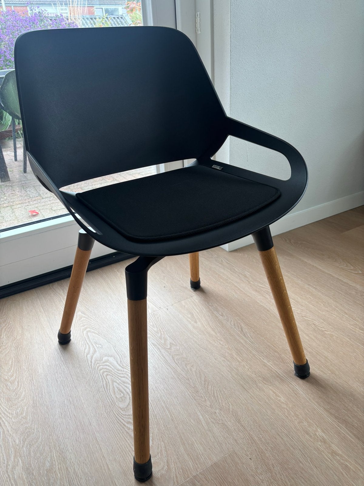 6x Aeris Numo stoelen met houtenpoot (2x nieuw in doos), Huis en Inrichting, Ophalen, Zwart, Zo goed als nieuw, Vijf, Zes of meer stoelen