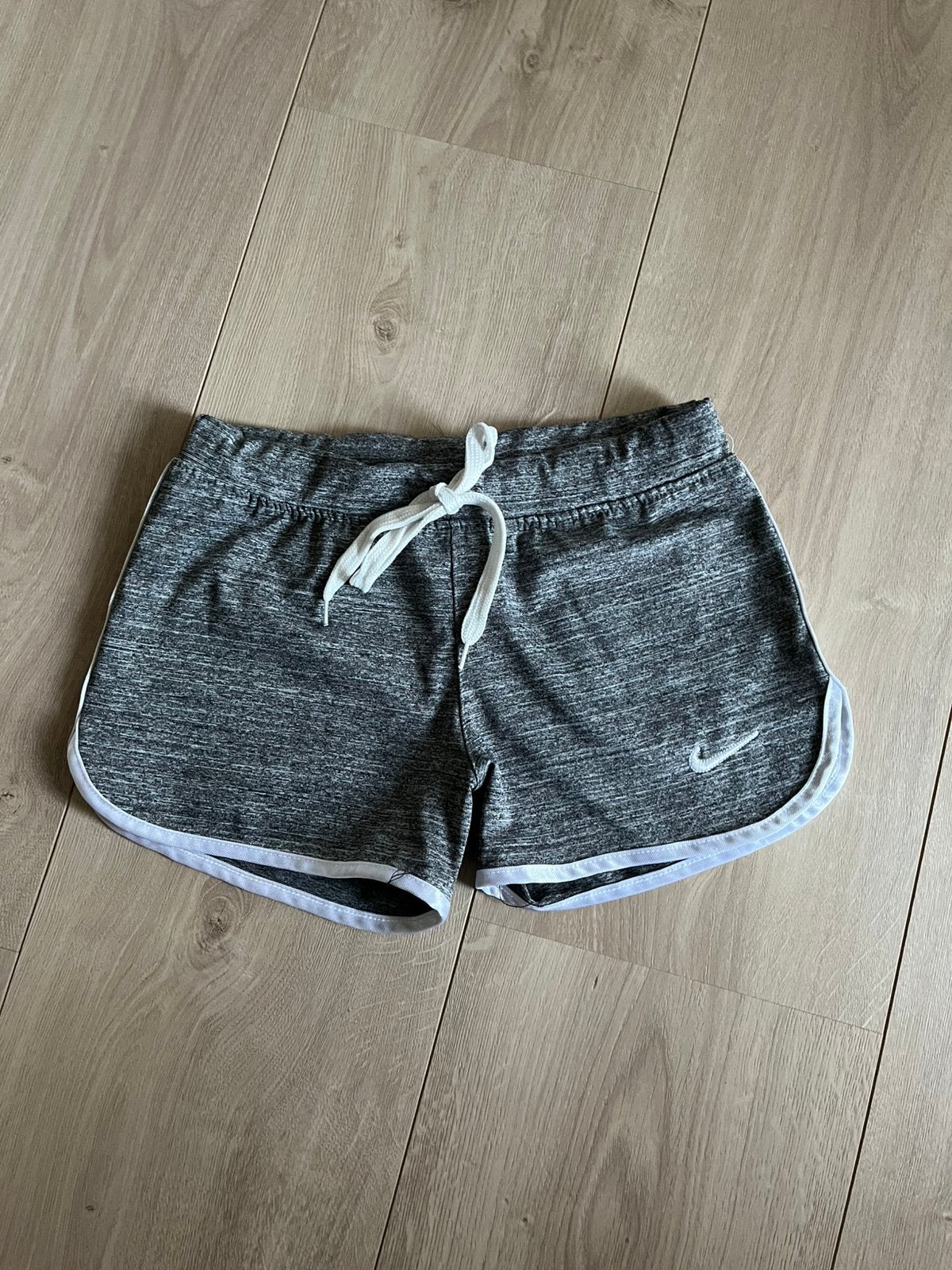 Sportbroekje mt S grijs.  Nike, Ophalen of Verzenden, Zo goed als nieuw