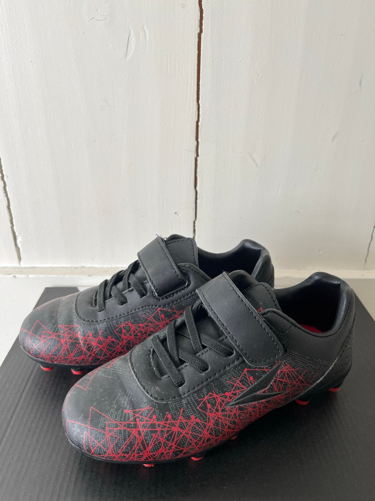 Voetbalschoenen maat 30 - Zwart/Rood, Sport en Fitness, Voetbal, Ophalen, Zo goed als nieuw, Schoenen