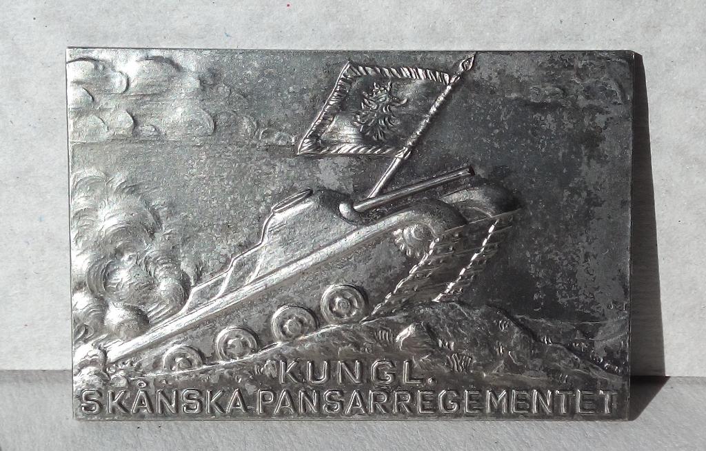 WWII TANK ZWEEDSE PANTSERREGIMENT METALEN PLAAT, Verzamelen, Militaria | Tweede Wereldoorlog, Verzenden, Overige soorten, Overige gebieden