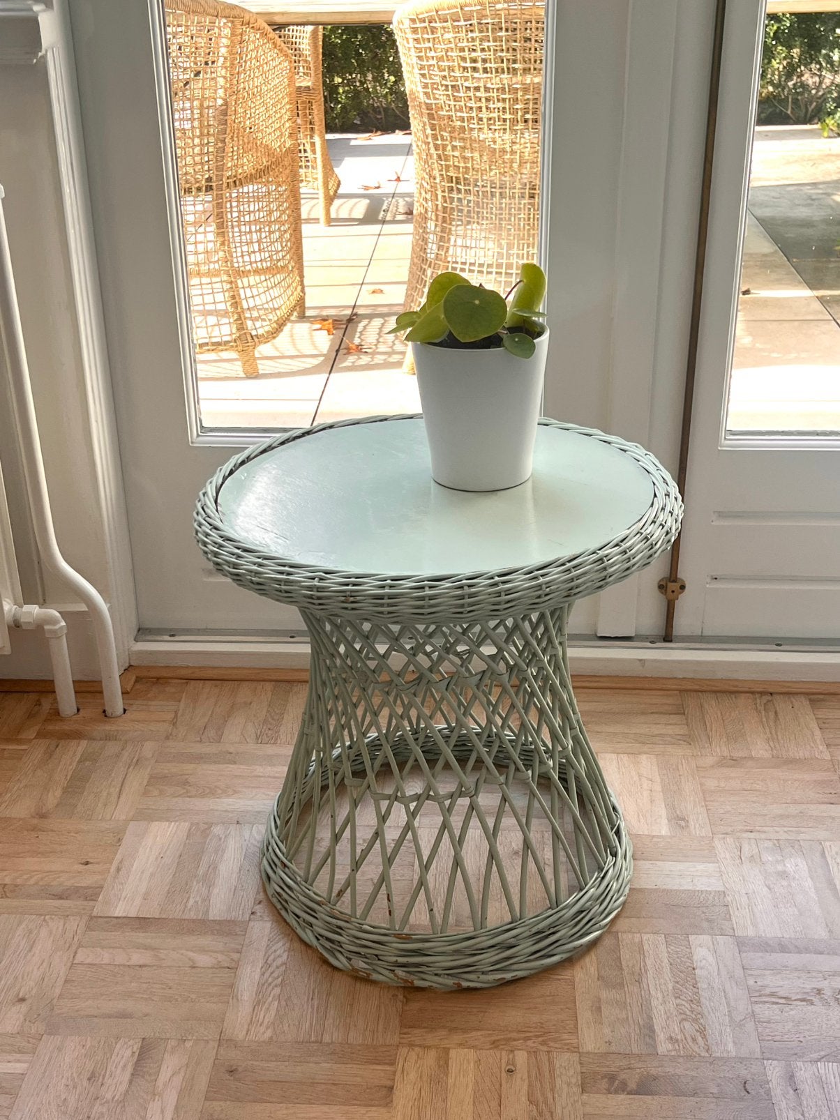 Vintage retro rotan zandloper tafeltje, Overige materialen, Minder dan 55 cm, Gebruikt, Rond